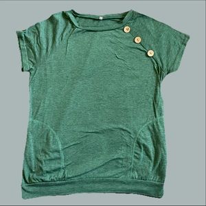 T-shirt with pockets and decorative buttons
